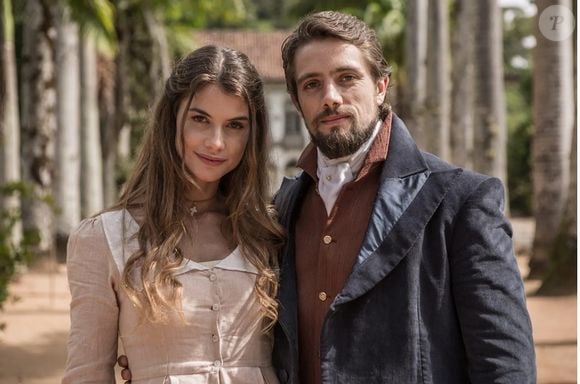 Rafael Cardoso está tratando dependência química e de álcool, afirmou assessoria do ator, visto na reprise da novela 'Além do Tempo'
