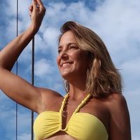 Ticiane Pinheiro faz 'frente e verso' de biquíni tomara de caia em barco web reage a corpo da apresentadora: 'César Tralli está...'