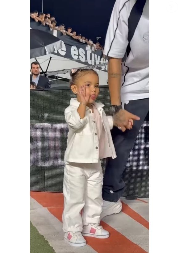 Filha mais velha de Neymar e Bruna Biancardi, Mavie fez caretas e foi comparada ao pai pelo perfil oficial do Santos