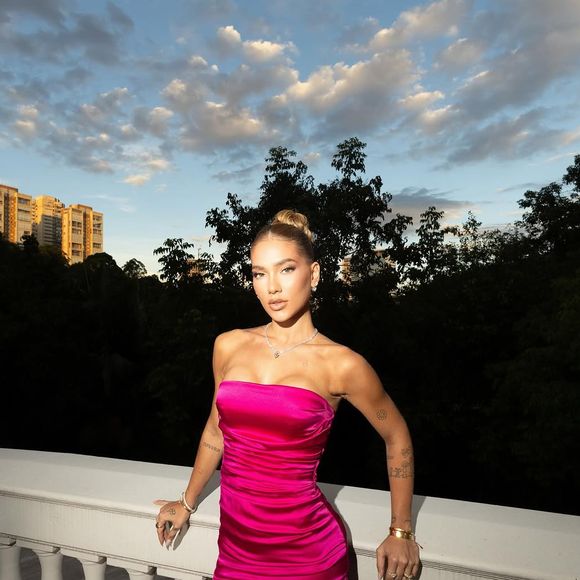 Mulher Abacaxi avalia processar a esposa de Zé Felipe. "Estou avaliando com meu advogado. Afinal, ela me causou um dano. Mas já joguei o perfume fora", finaliza.