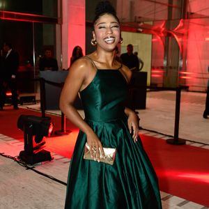 Carol Roberto surgiu feito uma princesa com um look longo verde