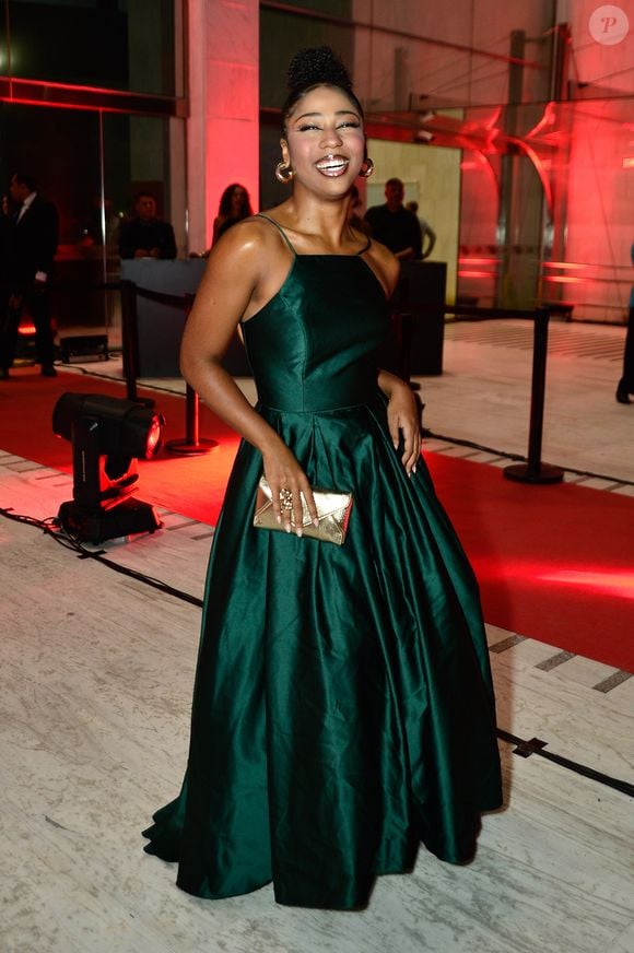 Carol Roberto surgiu feito uma princesa com um look longo verde