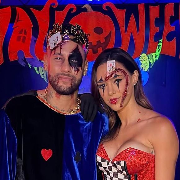Neymar e Bruna Biancardi organizaram uma festa de Halloween na mansão onde moram, em Santos