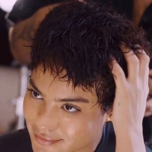 O Shixie Cut combina estrutura curta e volume em uma proposta moderna. O corte deixa as orelhas mais à mostra, reduz o peso dos fios e cria movimento ao redor do rosto; Bella Campos já fez mudança radical no visual