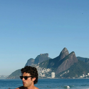 Chay Suede exibiu o físico definido após o treino e chamou atenção dos fãs. Saiba como o ator de 'Quem Ama Cuida' mantém a boa forma