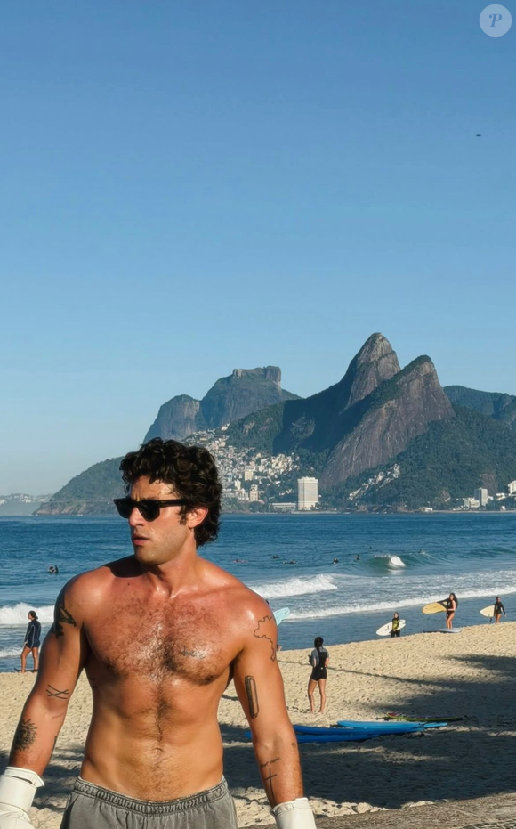 Chay Suede exibiu o físico definido após o treino e chamou atenção dos fãs. Saiba como o ator de 'Quem Ama Cuida' mantém a boa forma