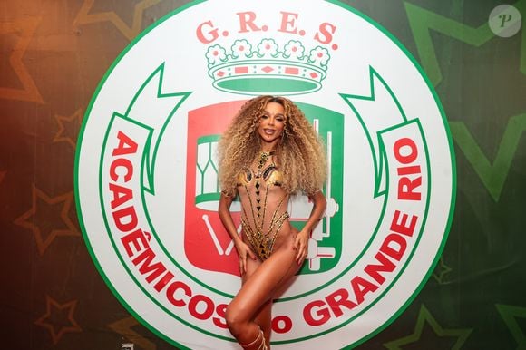 A dançarina Brunna Gonçalves apostou em um figurino com transparência ilusória, recortes e aplicações brilhantes para o evento da Grande Rio, em Duque de Caxias