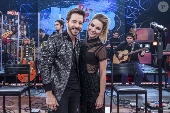 Na sequência, Sandy afirmou que o show está no Globoplay, para quem desejar assistir.