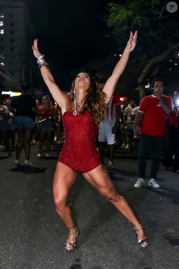 As pernas saradas de Viviane Araújo chamaram atenção