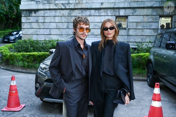 Sasha Meneghel e João Lucas: o casal personificou o 'Power Couple' da moda com looks coordenados em alfaiataria desconstruída e tons sóbrios