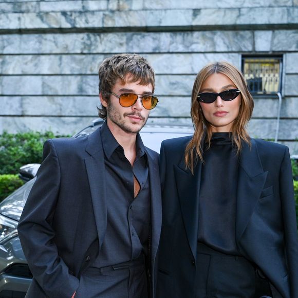 Sasha Meneghel e João Lucas: o casal personificou o 'Power Couple' da moda com looks coordenados em alfaiataria desconstruída e tons sóbrios
