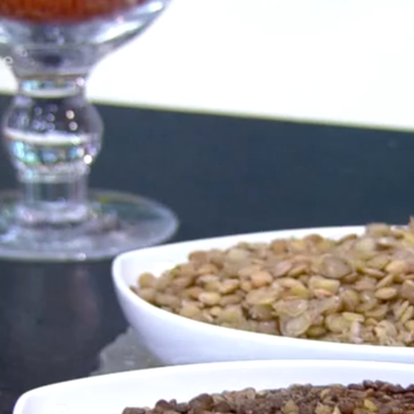 Ana Maria Braga fez sua salada de lentilha com bacon, alho frito e folhas verdes