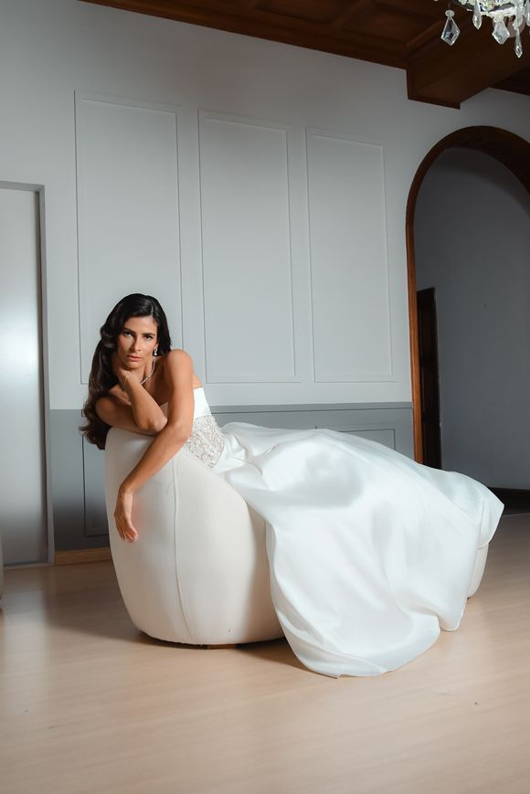 'Na cerimônia, ela é a noiva clássica, quase princesa. Na festa, revela sua essência de estrela de cinema, com toda a força e sensualidade do red carpet', explica Lethicia Bronstein sobre o look da atriz Yasmin Martins Mendes