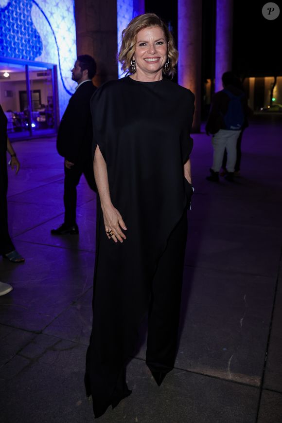 Débora Bloch, a Odete Roitman de 'Vale Tudo' (2025), colocou um look todo preto, que tampou seu corpo inteiro - exceto os braços