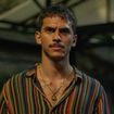 Ator de 'Os Donos do Jogo', irmão de Arthur Aguiar, emagreceu 13 quilos para viver Esqueleto na série da Netflix. Veja o antes e depois!