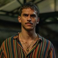 Ator de 'Os Donos do Jogo', irmão de Arthur Aguiar, emagreceu 13 quilos para viver Esqueleto na série da Netflix. Veja o antes e depois!