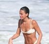 Bruna Marquezine escolheu um biquíni branco para curtir praia