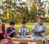Troca de figurinhas do álbum da Copa 2026 une pais e filhos em projeto com regras claras e objetivo comum, analisa psicanalista: 'Herança afetiva' - montagem desenvolvida por IA