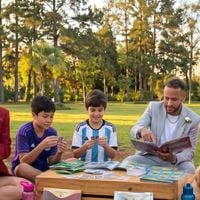 Copa do Mundo 2026: o que significa a troca de figurinhas de álbum na relação pais e filhos, segundo psicanalista? Expert analisa impacto e benefícios: 'Herança afetiva'