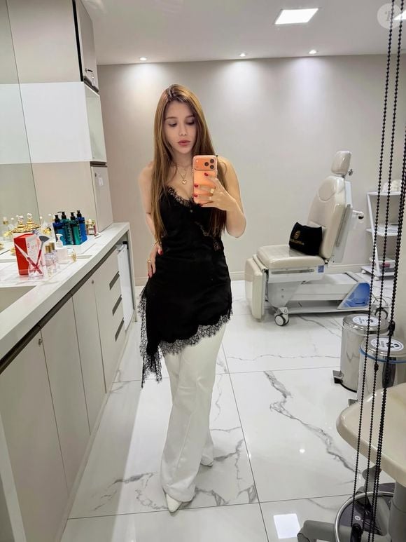 Raphaella Brilhante é especializada em cirurgia capilar e realiza transplantes. Ela soma mais de 600 mil seguidores no Instagram