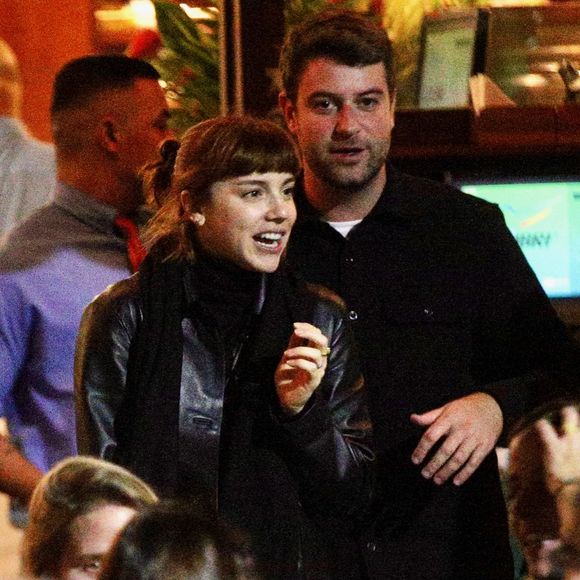 Alice Wegmann foi vista em clima de romance na noite da última sexta-feira (13), em um bar movimentado do Baixo Gávea, na Zona Sul do Rio de Janeiro.