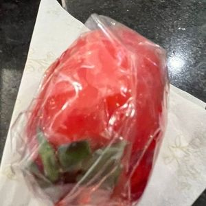 Morango do Amor: a sobremesa mais famosa dos últimos tempos fez com que o preço da fruta tivesse um aumento considerável, em diversos estabelecimentos.