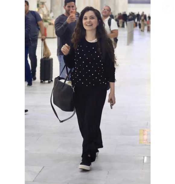 Cecília Dassi é supreendida por influenciadores em aeroporto