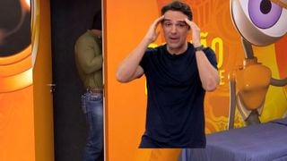 'Barrado logo de cara' no 'BBB 26': entrada atrapalhada de participante arranca risos de Tadeu Schmidt e vira meme na web. Veja!