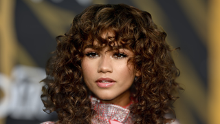 Os cabeleireiros têm certeza: 'Em 2026, as franjas cortininha e finas que emolduram o rosto darão margem para experimentar. Comece com algo que emoldure e seja suave'