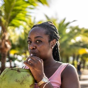 Água de coco também ajudar a combater a prisão de ventre e promover um trânsito intestinal mais equilibrado