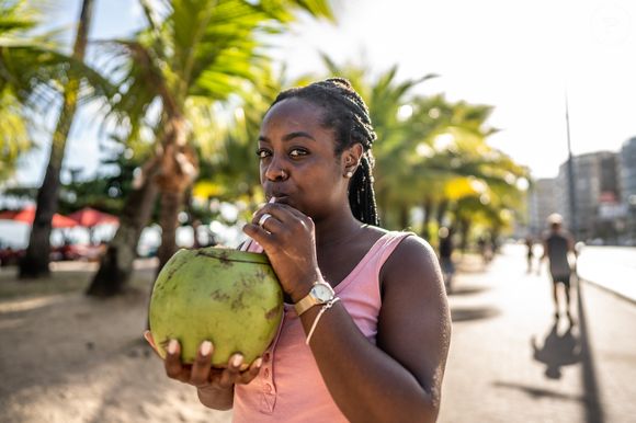 Água de coco também ajudar a combater a prisão de ventre e promover um trânsito intestinal mais equilibrado