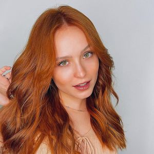 Larissa Manoela também já usou o ruivo sem franja!