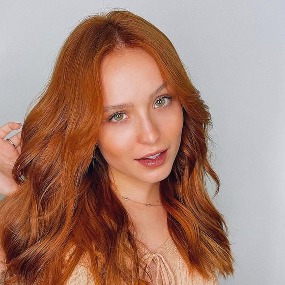 Larissa Manoela também já usou o ruivo sem franja!