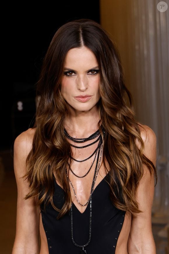 Assessoria de Izabel Goulart nega romance com Daniel Vorcaro e reforça que modelo segue noiva do goleiro alemão Kevin Trapp, segundo informações do portal Metrópoles