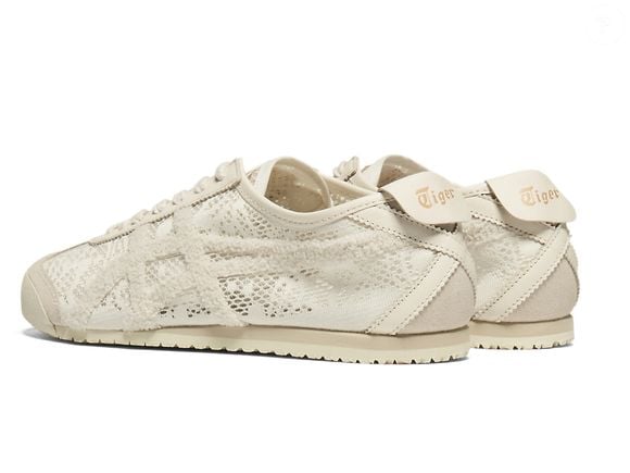 O tom Birch, caracterizado como off white, permite combinar o Onitsuka Tiger MEXICO 66 com peças neutras em produções que vão do visual romântico ao look de trabalho