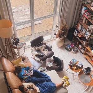 Lucas Lima flagrou Nina e Theo sentados no sofá, enquanto cada um lia um livro. O cantor já compartilhou várias vezes que essa é uma das atividades favoritas com o filho