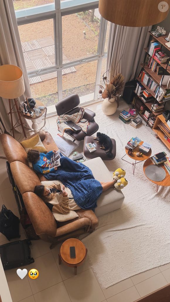 Lucas Lima flagrou Nina e Theo sentados no sofá, enquanto cada um lia um livro. O cantor já compartilhou várias vezes que essa é uma das atividades favoritas com o filho