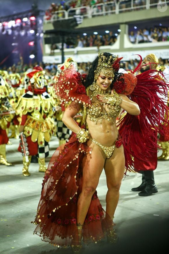 Look belíssimo de Viviane Araújo representava uma 'Rainha Cigana' e tinha uma tradicional saia usada pelas mesmas
