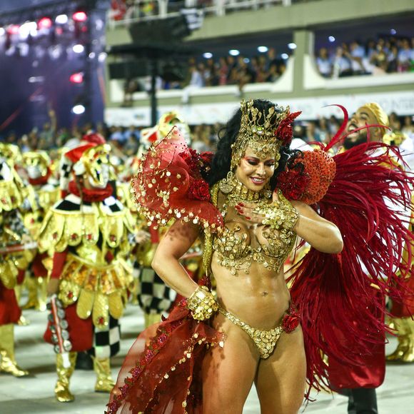 Look belíssimo de Viviane Araújo representava uma 'Rainha Cigana' e tinha uma tradicional saia usada pelas mesmas