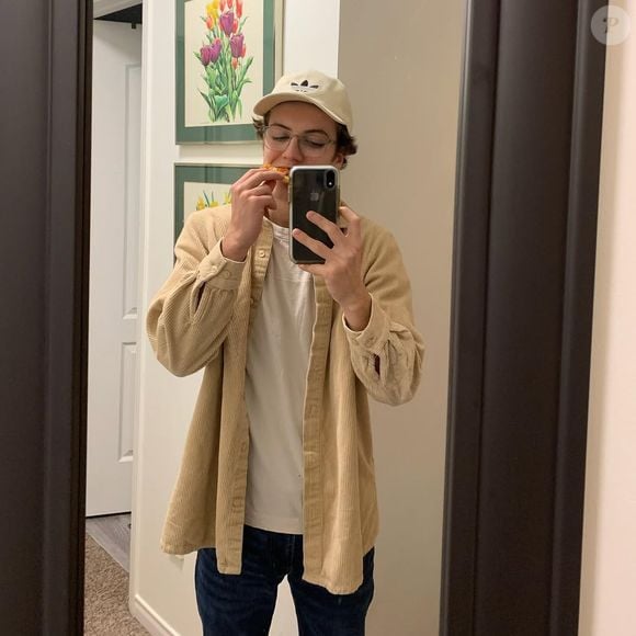 Iniciante na carreira de ator, John Daniel não costuma publicar muito nas redes sociais e, em fotos antigas, está com uma aparência diferente