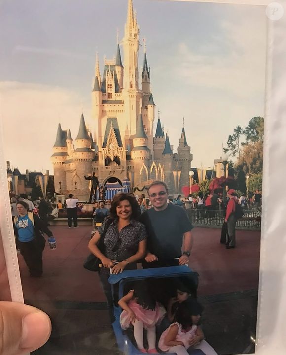 Rose Miriam publicou uma série de fotos raras da intimidade com Gugu em seu perfil no Instagram