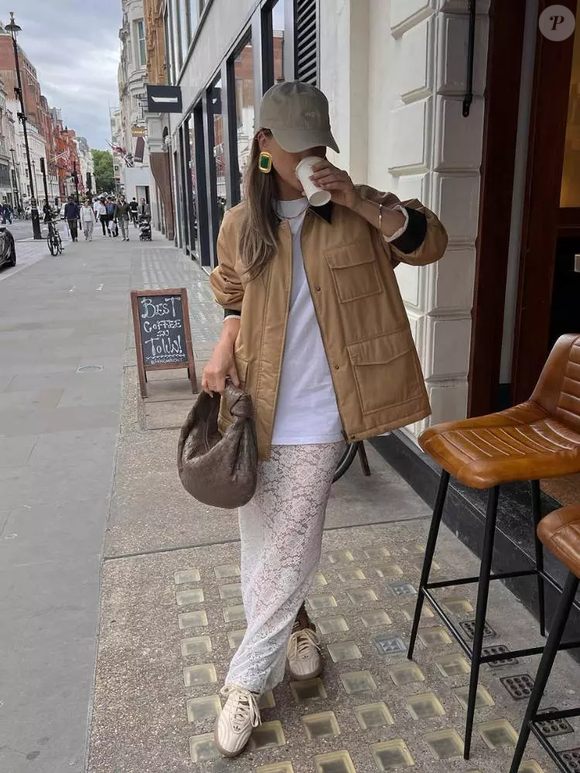 Já em produções mais despojadas, a saia de renda ganha nova leitura quando usada com camisetas oversized, regatas caneladas ou até tops de malha.