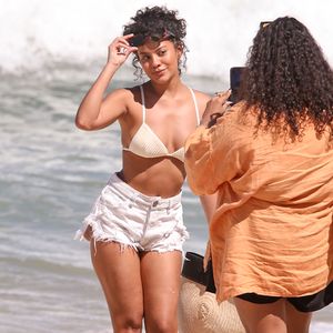 Bella Campos posa na praia de São Conrado no Rio de Janeiro para os fãs em gravação para Vale Tudo
