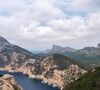 A Playa de Formentor, em Maiorca, encanta com sua areia branca, mar cristalino e pinheiros que cercam a faixa de areia e ajudam a proteger a praia do vento