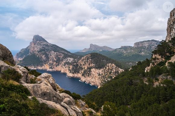 A Playa de Formentor, em Maiorca, encanta com sua areia branca, mar cristalino e pinheiros que cercam a faixa de areia e ajudam a proteger a praia do vento