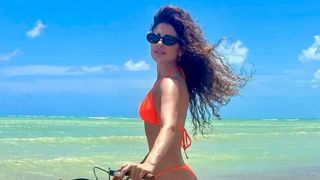 De férias, Paula Fernandes exibe corpo definido e destaca bumbum de biquíni fio-dental em bicicleta: 'Como pode um...'