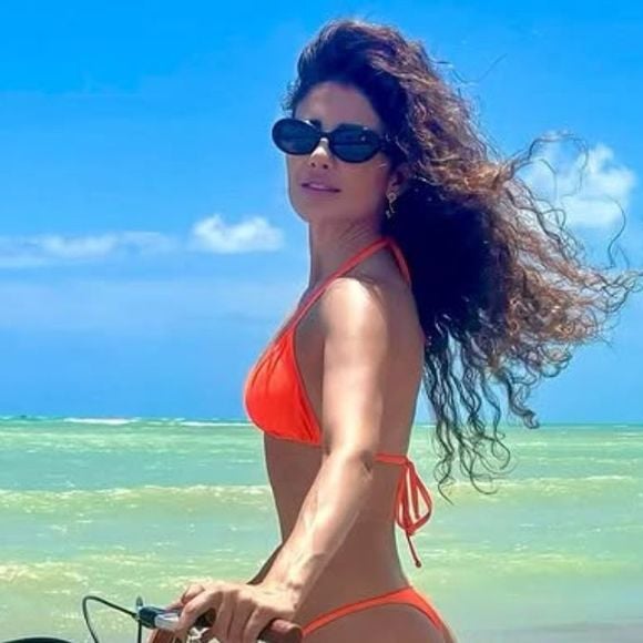 Paula Fernandes exibe corpo definido e destaca bumbum de biquíni fio-dental durante férias