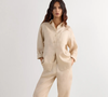 Atemporal e sofisticada, a calça bege de linho da Intimissimi é uma das peças mais elegantes para mulheres 60+ neste inverno. O modelo de corte regular combina perfeitamente com tricôs e botas de cano curto