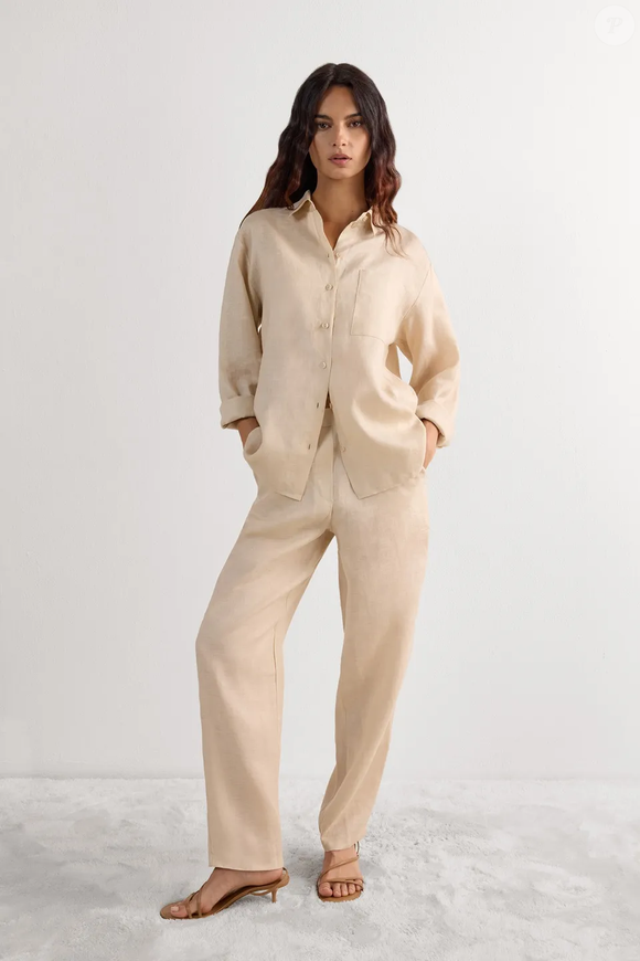 Atemporal e sofisticada, a calça bege de linho da Intimissimi é uma das peças mais elegantes para mulheres 60+ neste inverno. O modelo de corte regular combina perfeitamente com tricôs e botas de cano curto