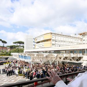 Papa Francisco faz primeira aparição pública e recebe alta do hospital após 40 dias internado